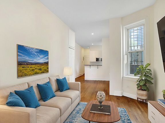 2nd image of 251 E 52nd St #3D