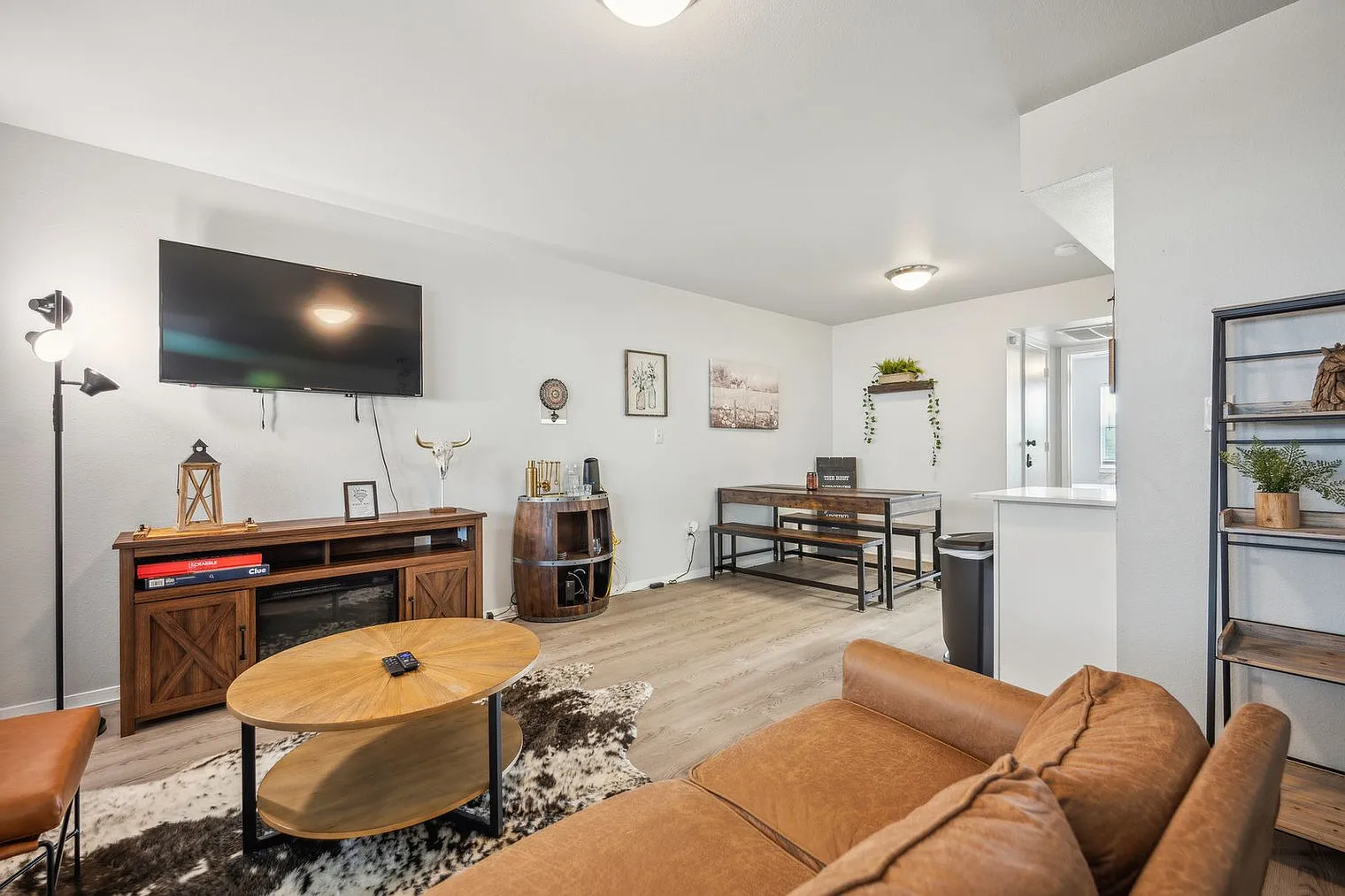 1 bed, 1.0 bath, 678 sqft, $2,341 — Photo 2