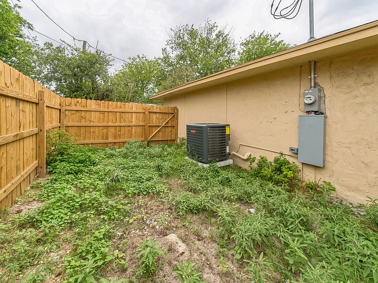101 W Schreiner St — Photo 27