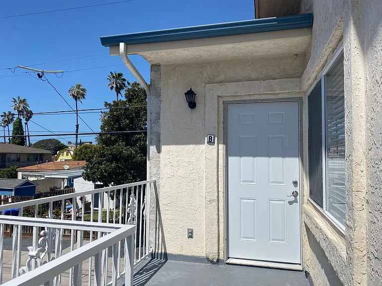 Upstairs 2BD Apartment Home! Great PB Location! Garage! AC! — Photo 22