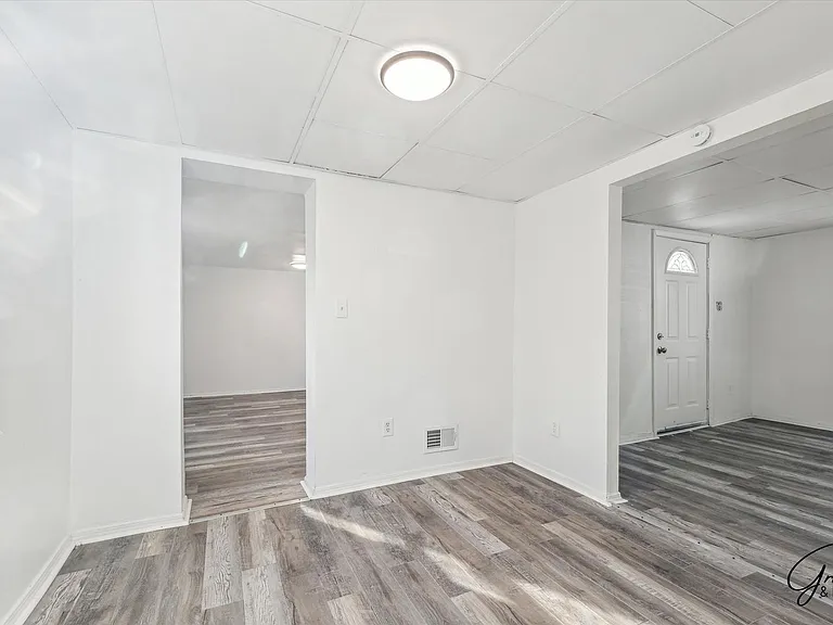 2615 Emmons Ave — Photo 9
