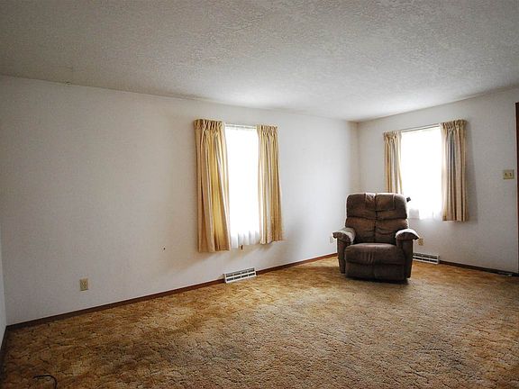3rd image of 420 4th Ave NE