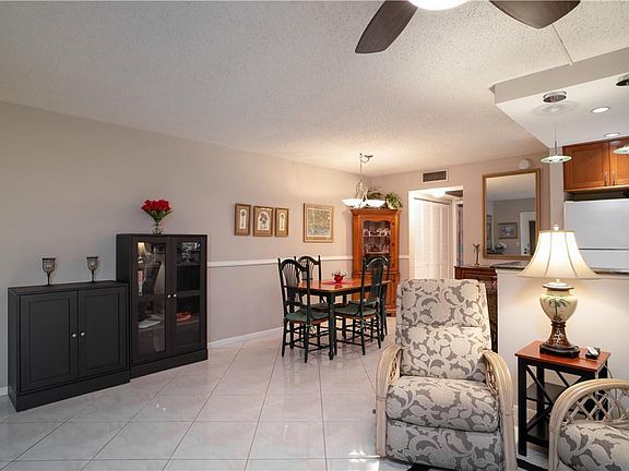 4th image of 225 Farnham J #225