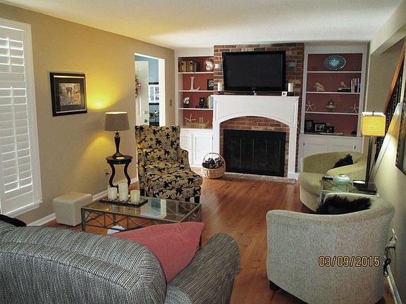 LR with Built in Bookshelves