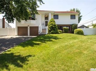 4 Amapola Ln, Kings Park, NY 11754