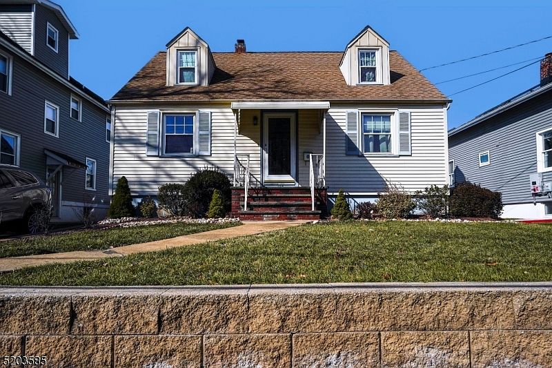 1st image of 122 Hillcrest Ave