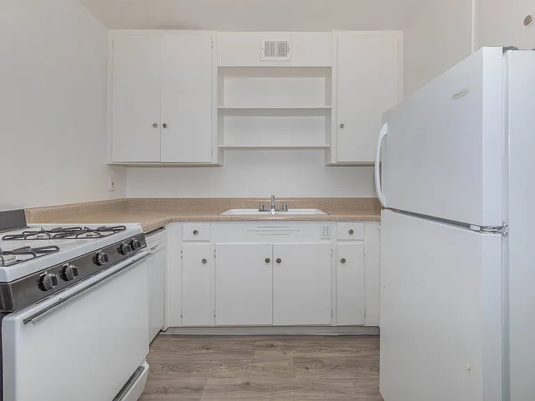 Country Club Apartments — Photo 7