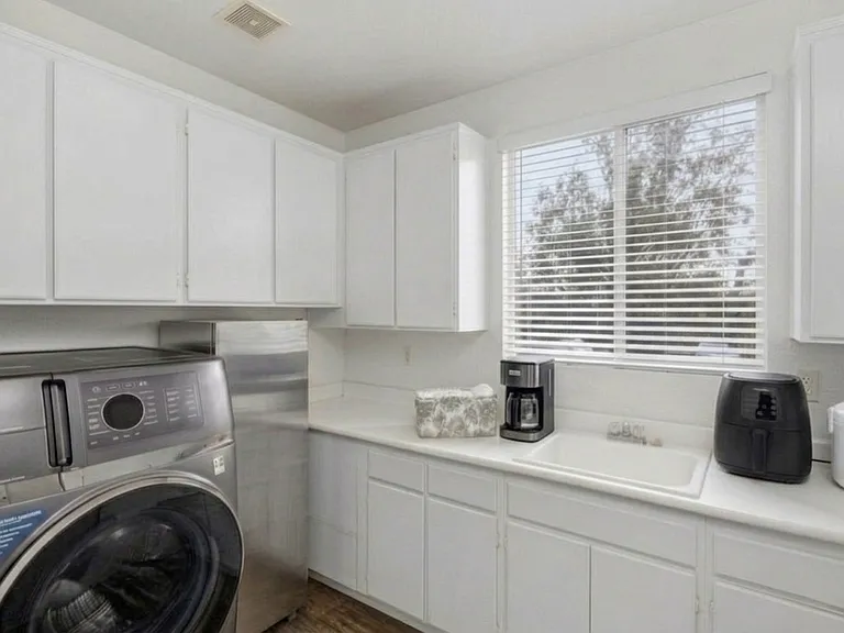Crownview Ct — Photo 4
