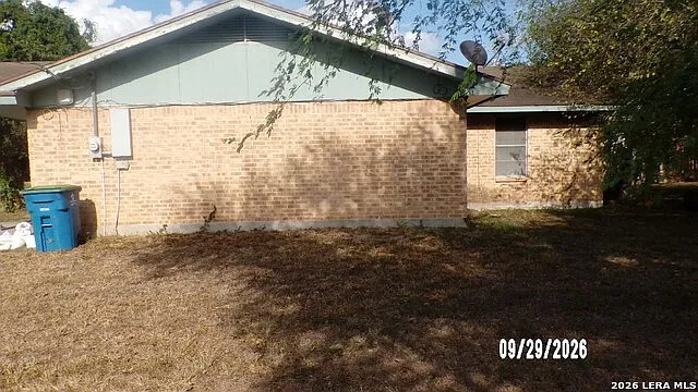 3 bed, 1.0 bath, 1040 sqft, $1,200 — Photo 4