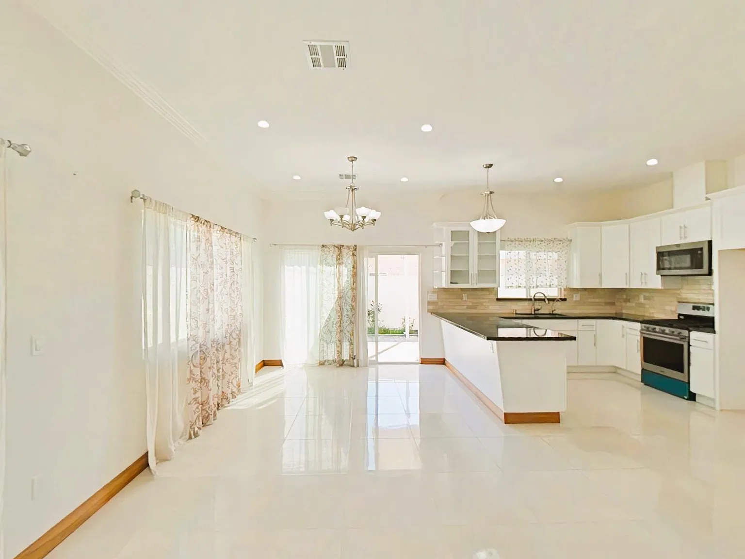 3 bed, 1177 sqft, $3,700 — Photo 2