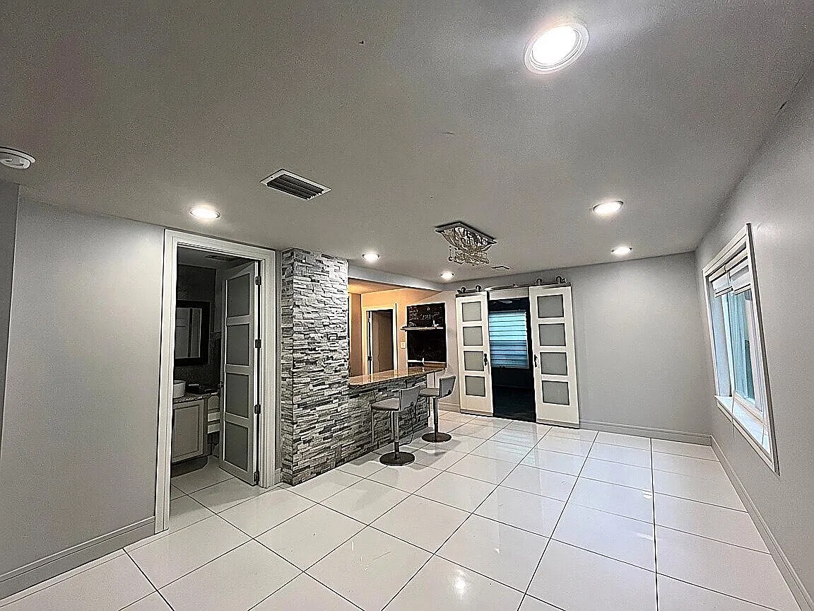 4 bed, 2.5 bath, 1936 sqft, $3,500 — Photo 3