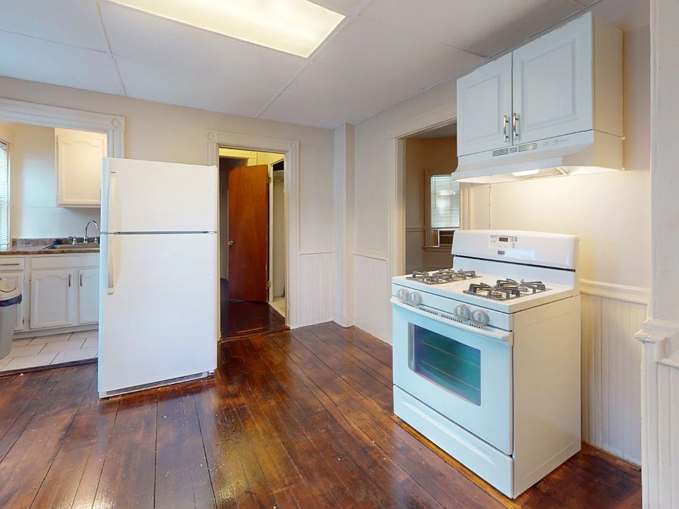 1st image of 124 Jefferson Ave #1