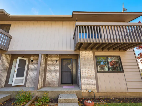 826 Hughes Pl, Vernon Hills, IL 60061