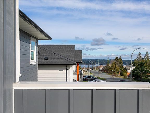 5th image of 858 Russell Rd