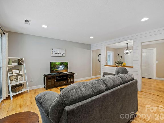 4th image of 150 Deerwoode Ln