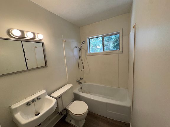 4th image of 1204 Fairlane Dr