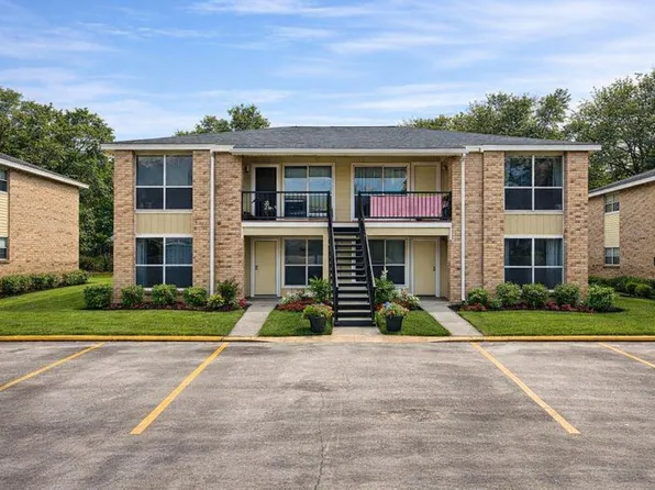 114 Lazy Ln, Sealy, TX 77474