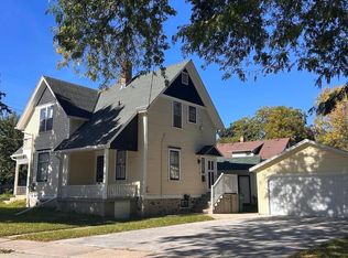W58N421 Hilbert AVENUE, Cedarburg, WI 53012