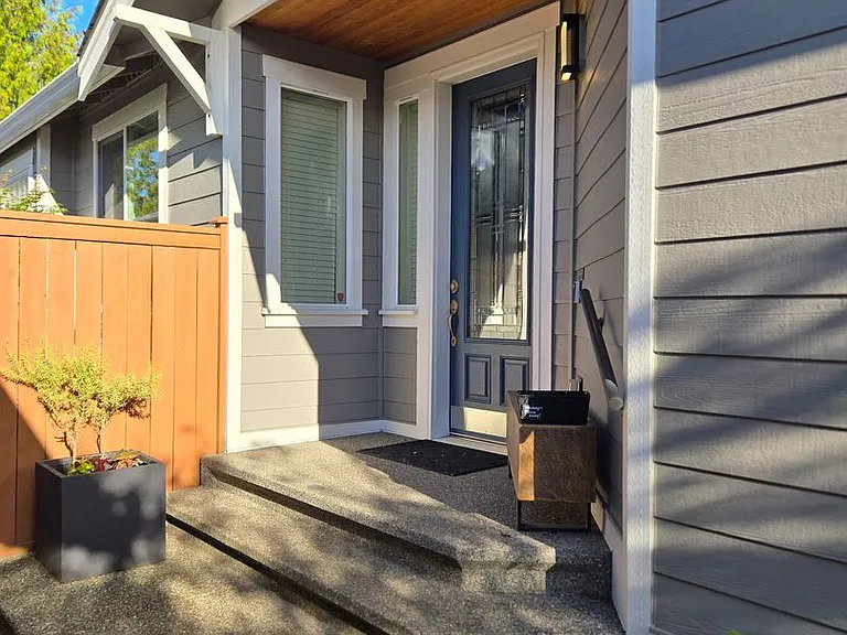4146 Bainbridge Ct NE — Photo 2