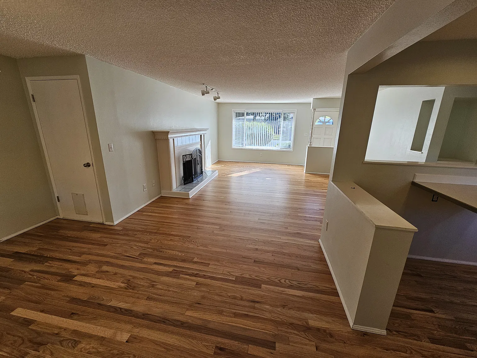 3 bed, 1030 sqft, $2,800 — Photo 4