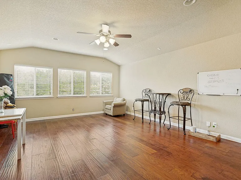 10539 Alcantara — Photo 13