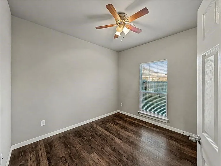 862 Oakwood Ln — Photo 17