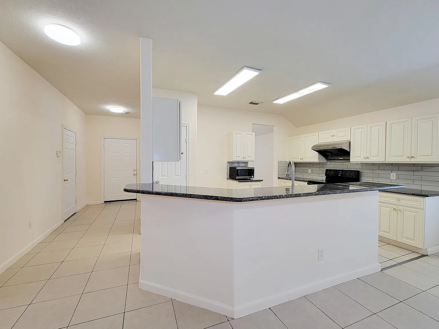 3 bed, 1557 sqft, $2,100 — Photo 4