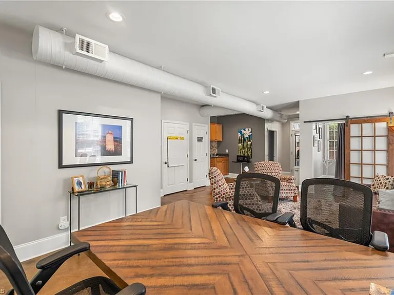 217 E Lewis St — Photo 8