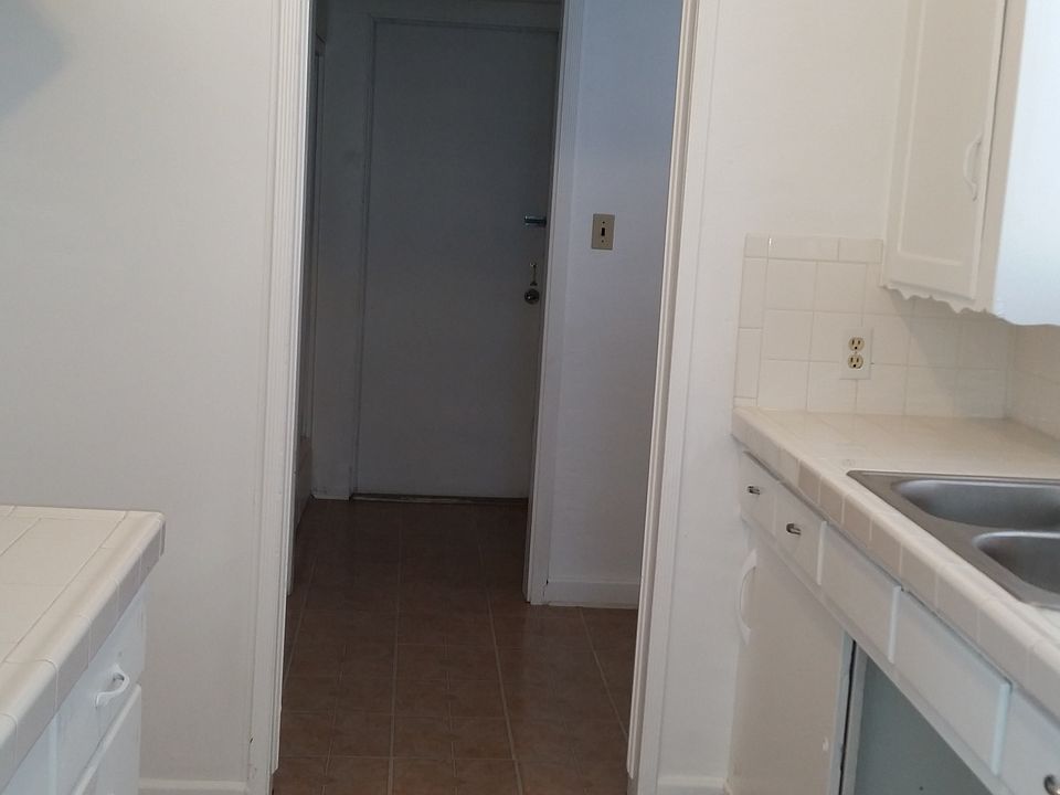 1st image of 912 Jeffrey St