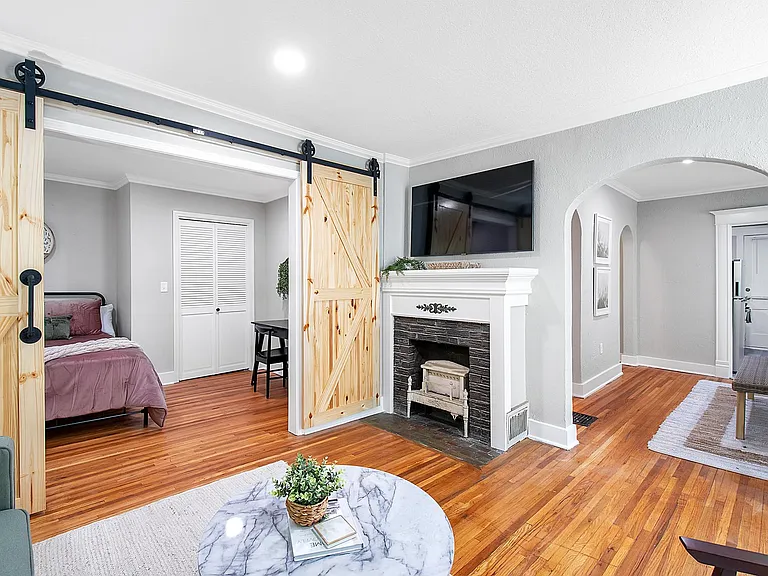 872 N Spaulding Ave #872 — Photo 3
