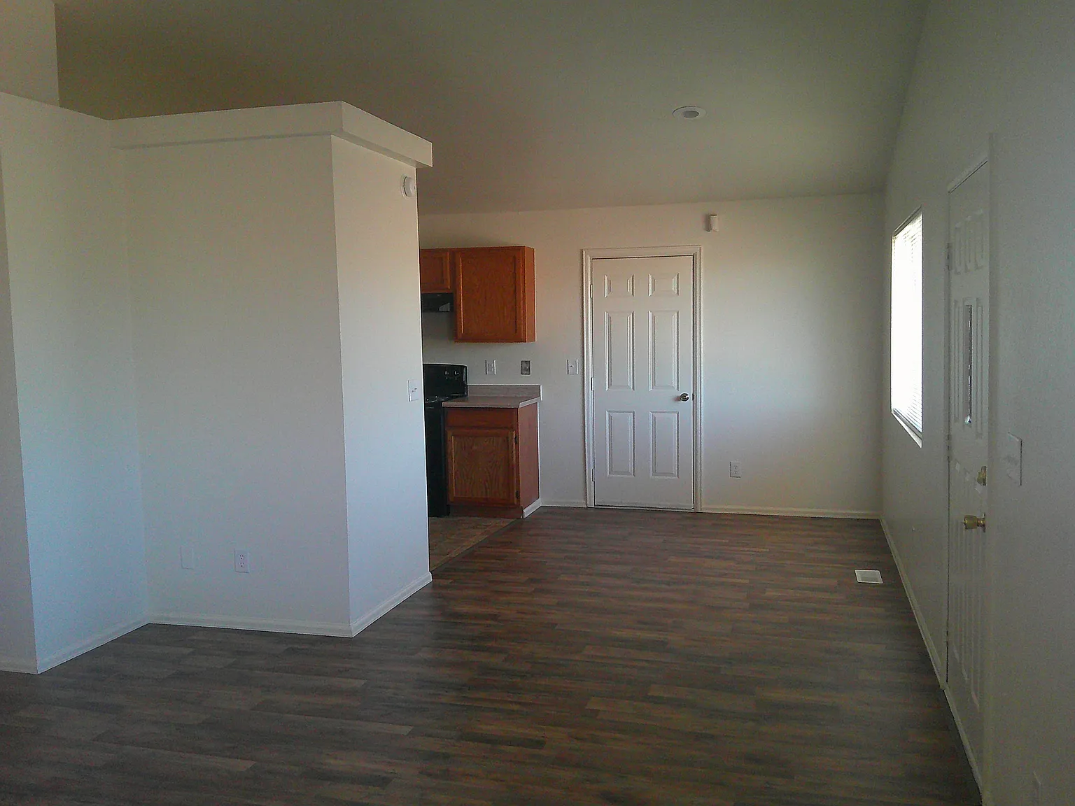 566 S Bond Dr — Photo 4