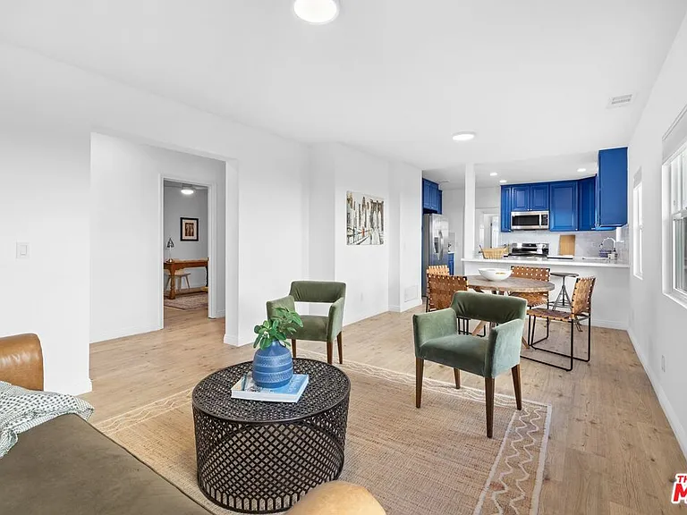 2400 W 74th St — Photo 10