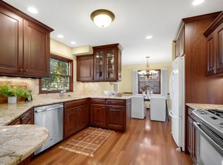 12706 N Maplecrest Ln, Mequon, WI 53092