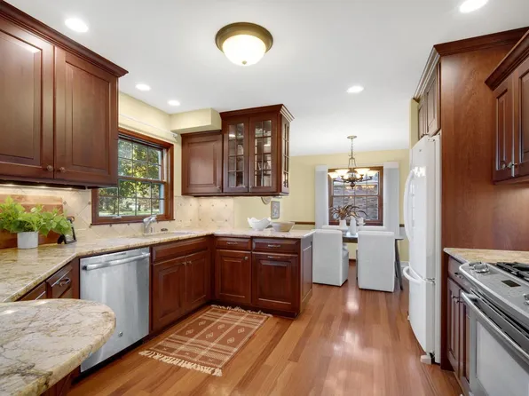 12706 North Maplecrest LANE, Mequon, WI 53092