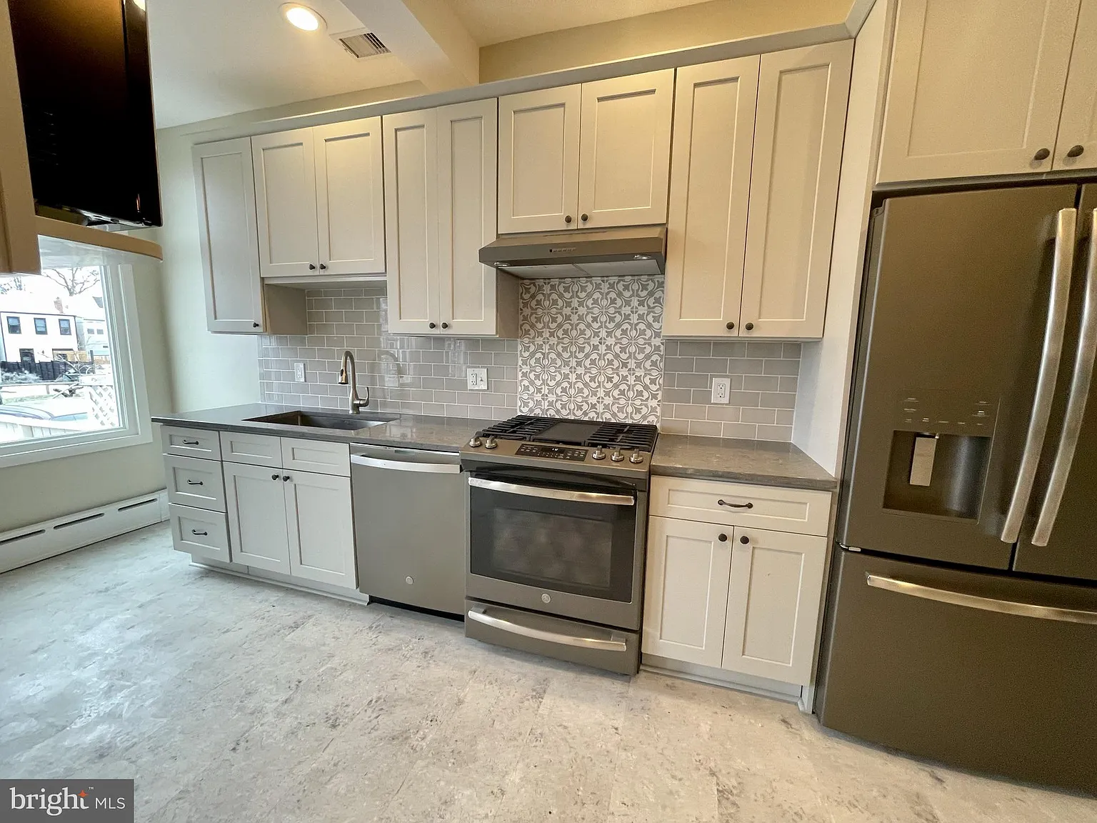 5 bed, 2.0 bath, 3111 sqft, $5,800 — Photo 2