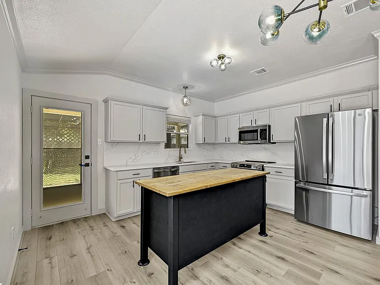 919 Flanagan Dr — Photo 6
