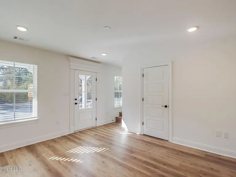986 Waterford Ln — Photo 7