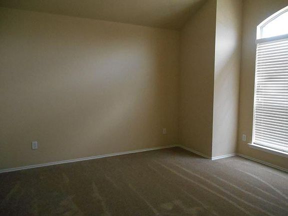 3rd image of 915 Whitewing Ln
