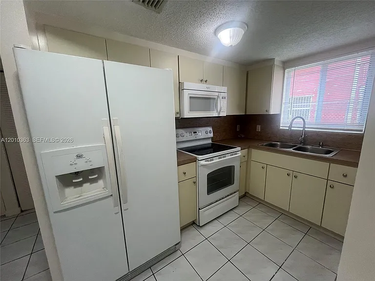 1419 SW 22nd Ave #4 — Photo 4