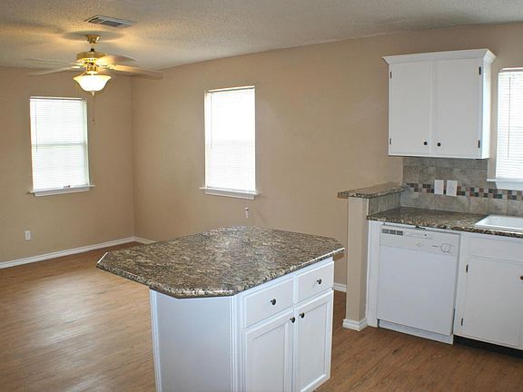 5th image of 648 E Columbia Dr