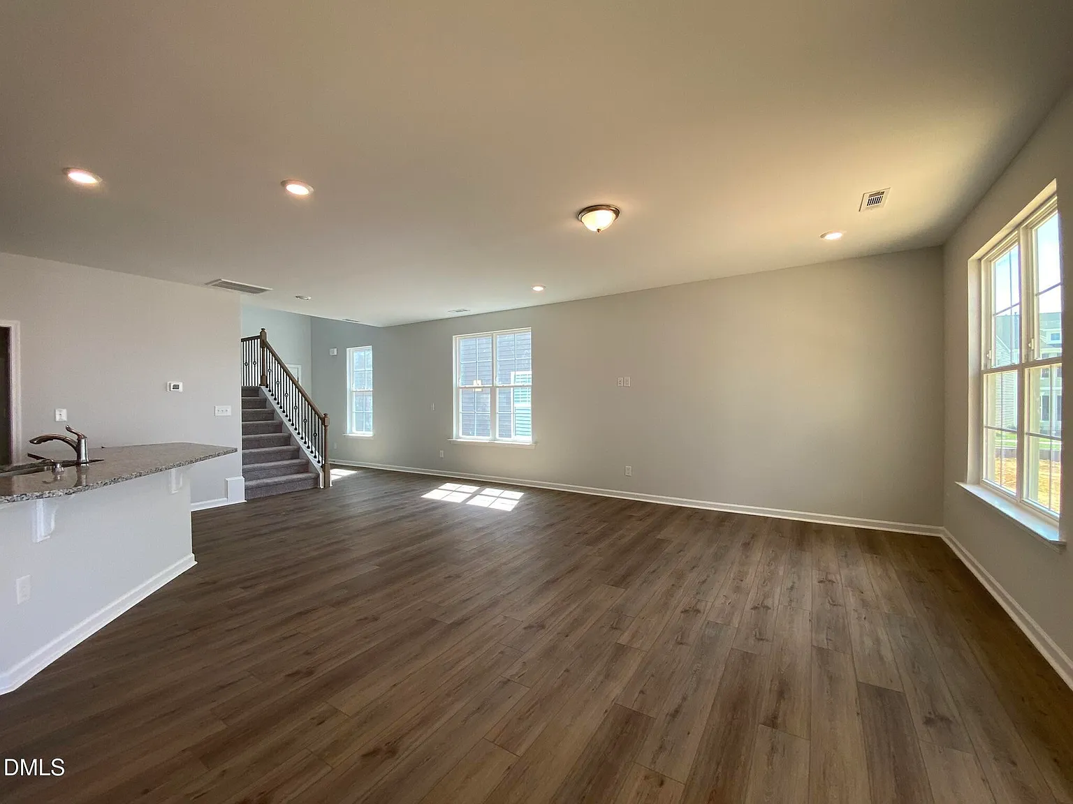 4 bed, 2.5 bath, 2400 sqft, $2,095 — Photo 3