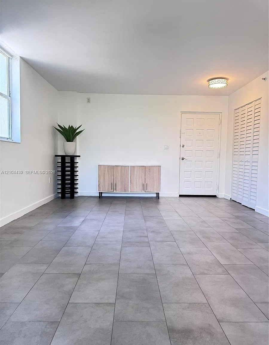 Nirvana Condo No Four Con — Photo 1