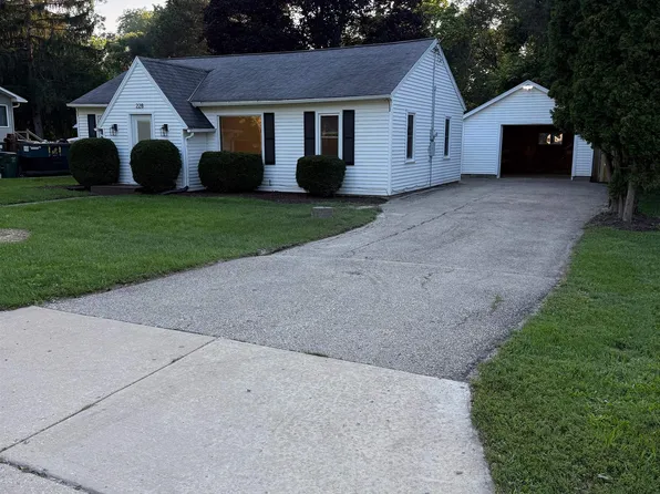 228 N George St, Whitewater, WI 53190