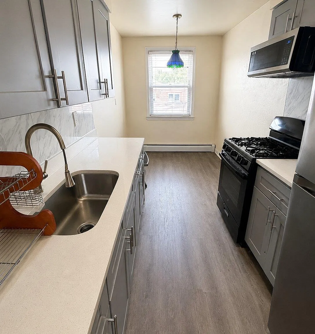 2 bed, 1.0 bath, 800 sqft, $2,400 — Photo 1
