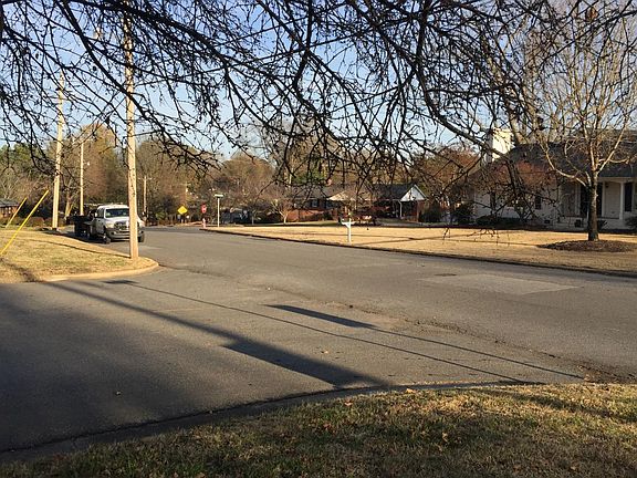 3rd image of 208 Victoria Cir