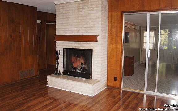4th image of 604 Briar Oak St