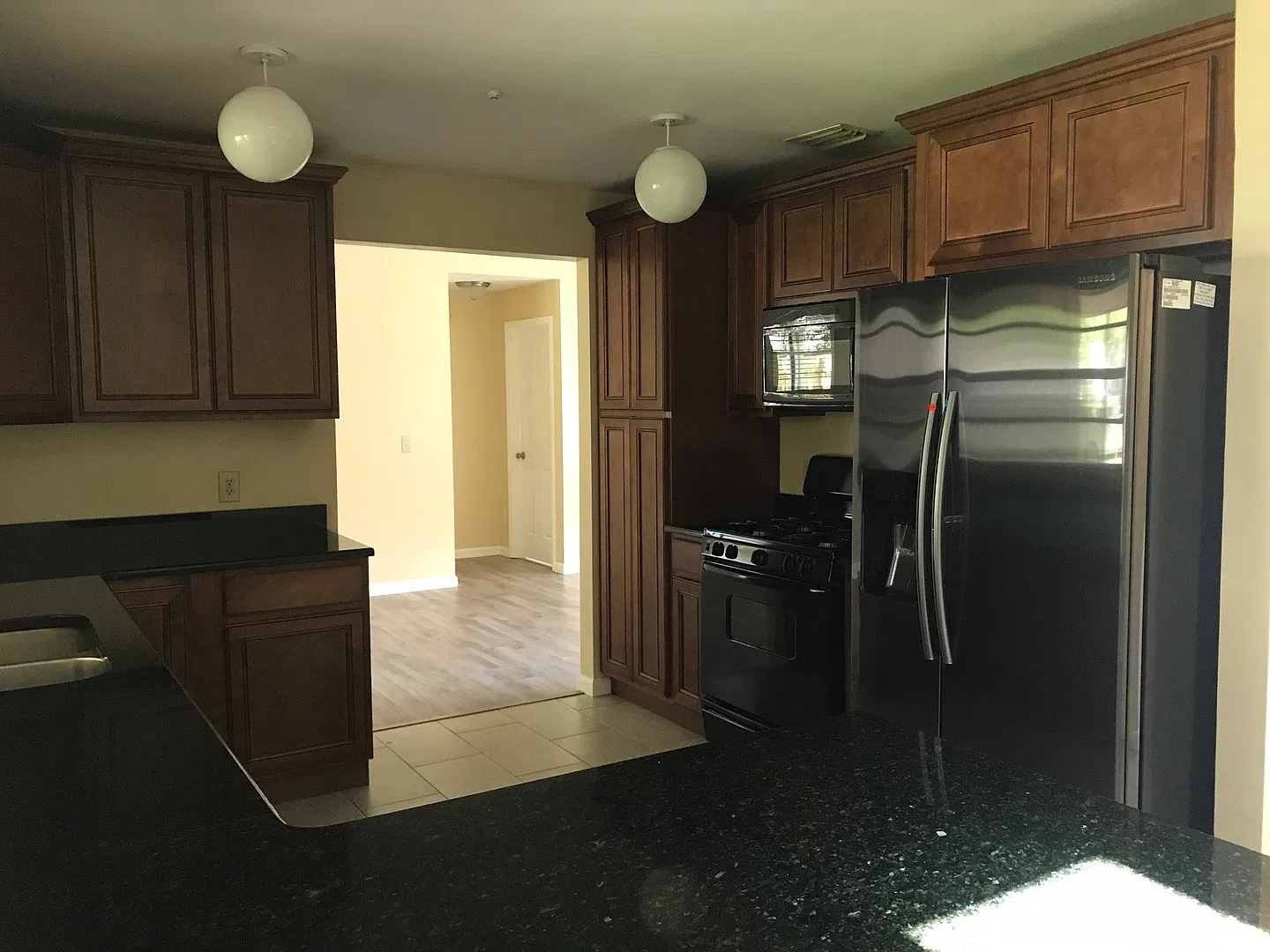 Awesome home in great neighborhood — Photo 4