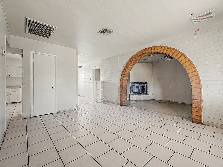 5828 N 63rd Dr — Photo 3