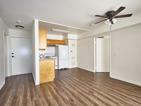 4th image of 744 N Manhattan Pl
