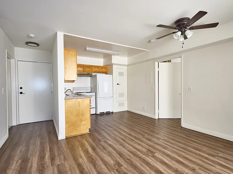 744 N Manhattan Pl — Photo 4